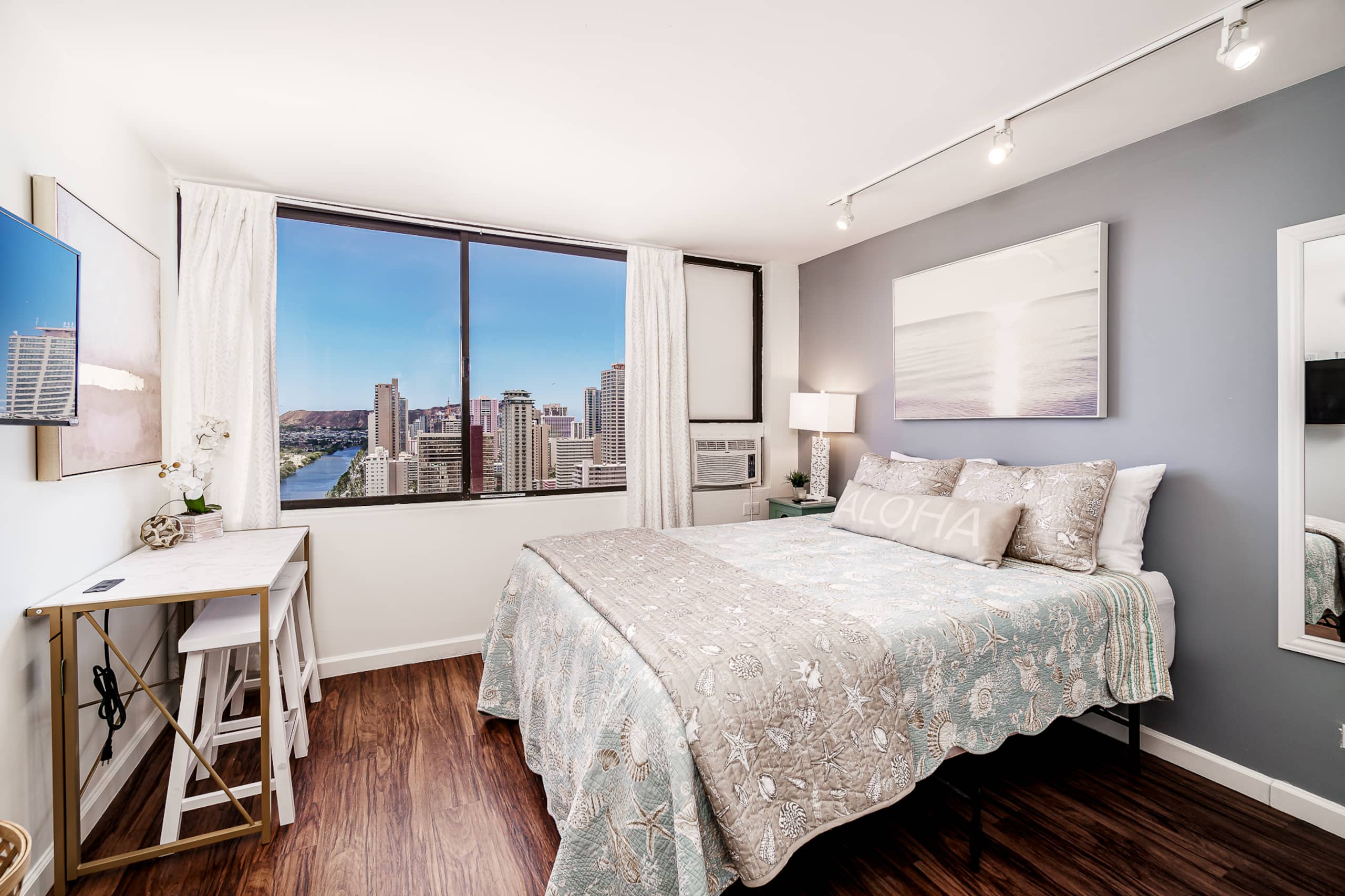 Condo in Honolulu · ★4.73 · Studio · 1 bed · 1 private bath - Image 3