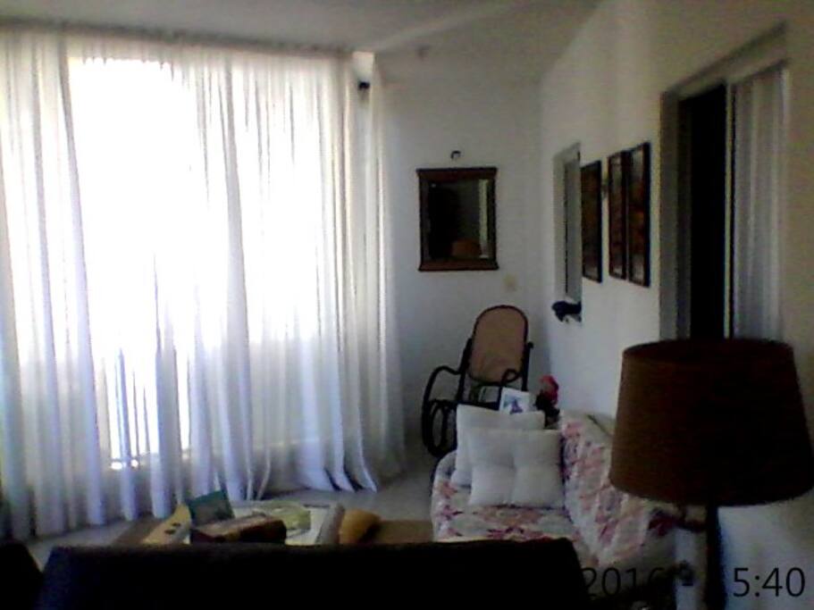 Sala de estar e leitura.