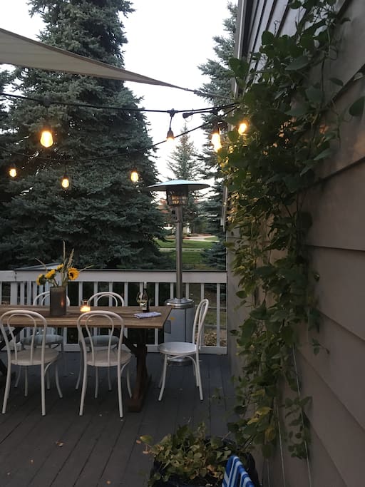 Front deck w/seating for 6