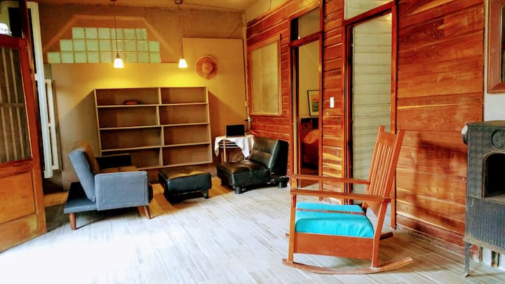 Las dos puertas de dormitorio de madera estilo "Belice" son visibles a la derecha.