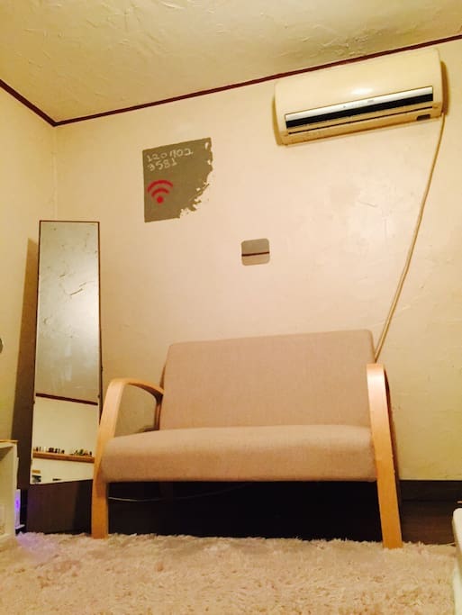 옥상이라 더울까 걱정하시나요? 빵빵한 에어컨과 편안한 휴식공간이 마련되어 있습니다 :)