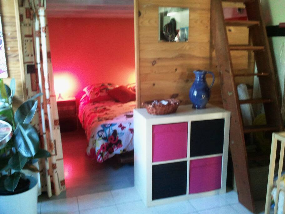 chambre avec lit double en bas
