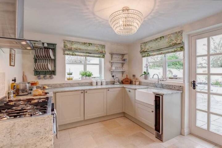 Скачать обои цветы, дизайн, кухня, светильник, особняк, Design, Interior, Kitche