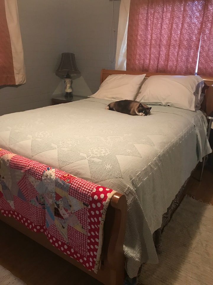 Den gammaldags sängen i queen-storlek är mycket bekväm. 