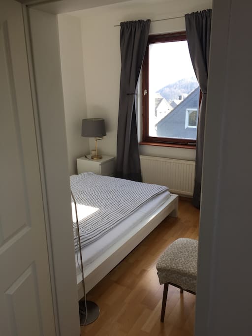 Blick aus dem Wohnraum ins Schlafzimmer