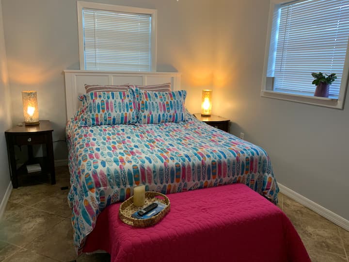 Dormitorio 2: cama Queen nueva, con colchón con cremallera y protectores de almohadas, Smart TV montada en la pared, espacio en el armario y cajones, mesitas de noche y lámparas. Banco al final de la cama para sentarse o para el equipaje.