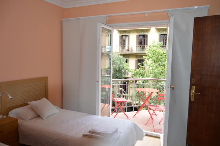 الغرفة 1 (A) سريران - تلفزيون تدفئة مكيف الهواء وخزانة كبيرة وتراس