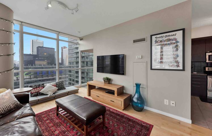 Luxury Downtown 2Bed by ScotiaBank Arena + Parking gallery image 5