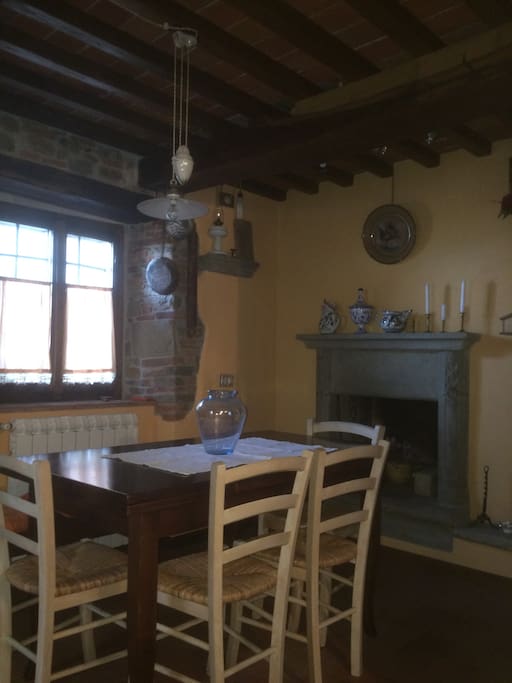 Sala da pranzo con camino in pietra