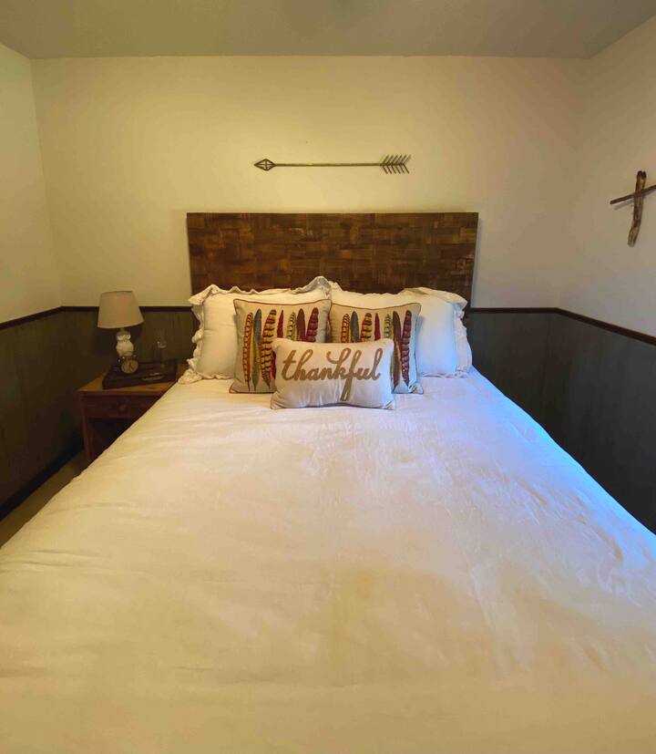 Full Bed - the "Thankful Traveler"