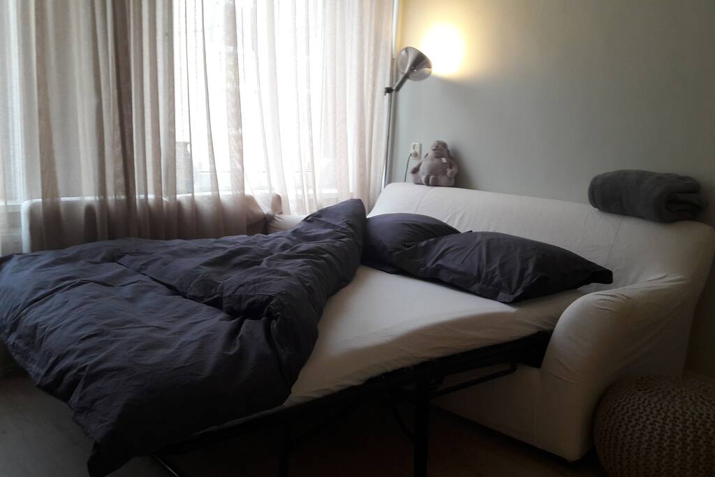 Sleeping couch (with real matras and good bed base)