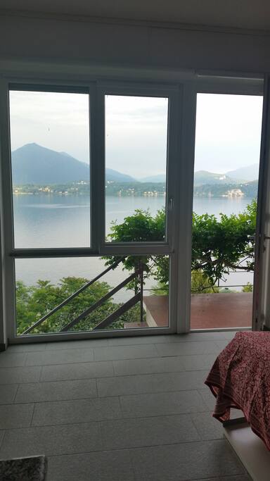 ampia vetrata panoramica con meravigliosa vista del lago