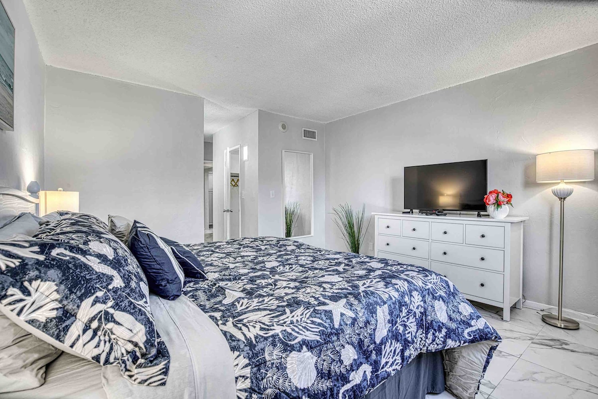 LA CAMA KING CON UN JUEGO DE EDREDÓN DE ESTILO COSTERA