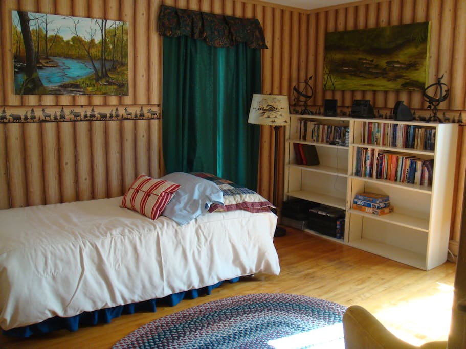 Living area with trundle bed(s)