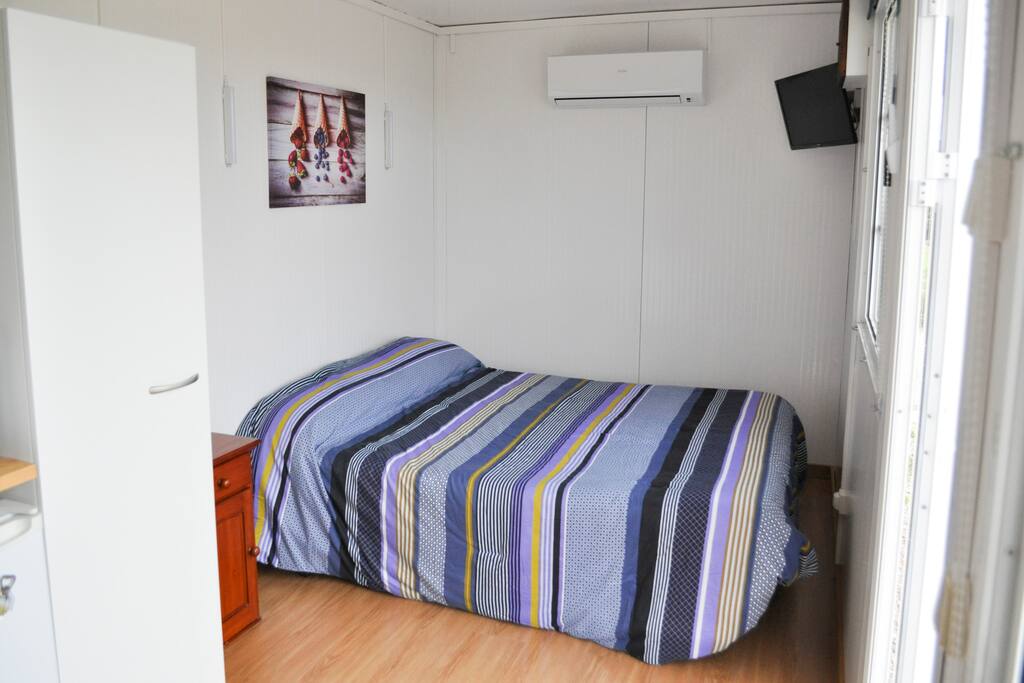 Cama doble. Estancia climatizada con televisión / Double bed. Air-conditioned room with TV
