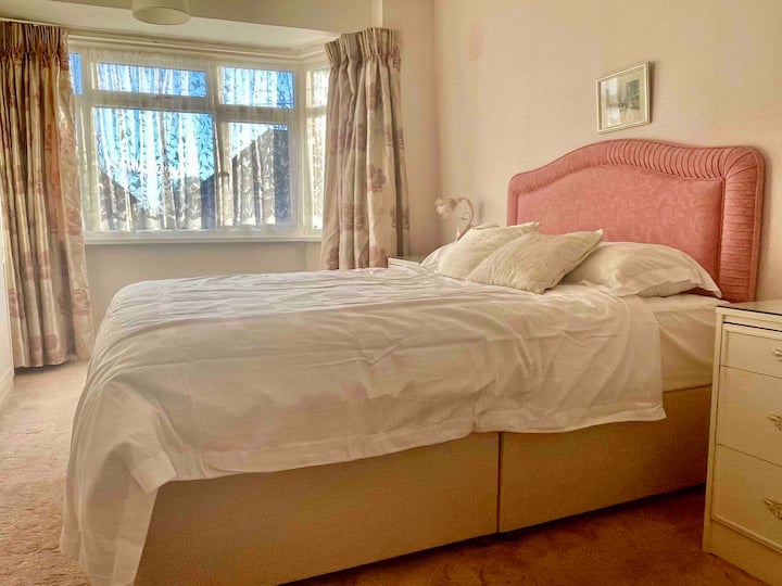 Spavaća soba s bračnim krevetom