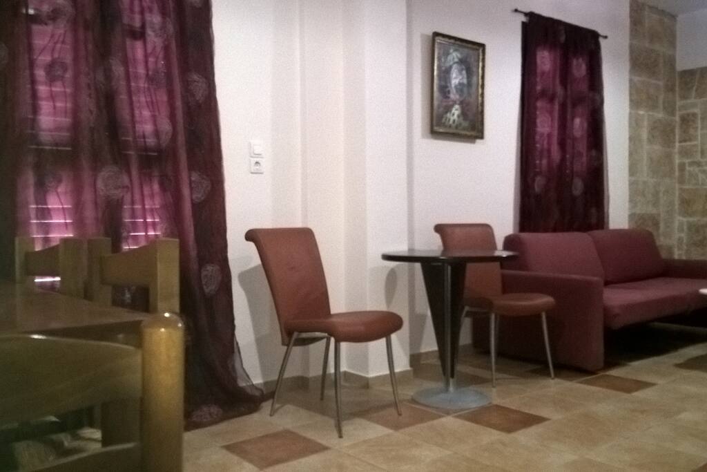 Αποψη σαλονιου,απο μεσα προς την εισοδο..Αριστερα πορτα,μπροστινης βεραντας..δεξια παραθυρο.,σαλονιου...