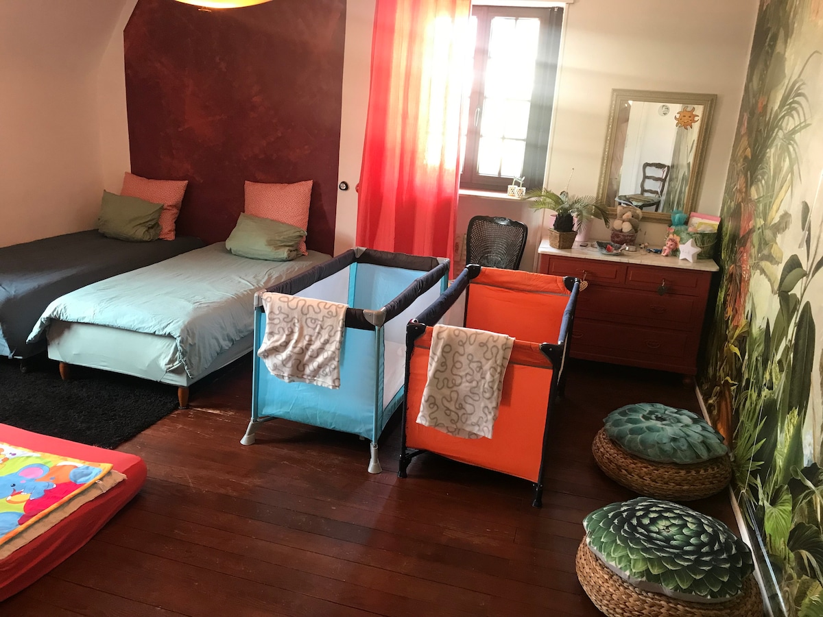 Spálňa 2 
Rovnaké ako predchádzajúca fotka 
S 2 detskými postieľkami 