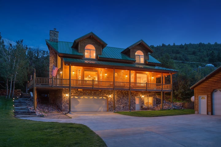 Uinta Mountain Cabin w/ Hot Tub by Mirror Lake Hwy