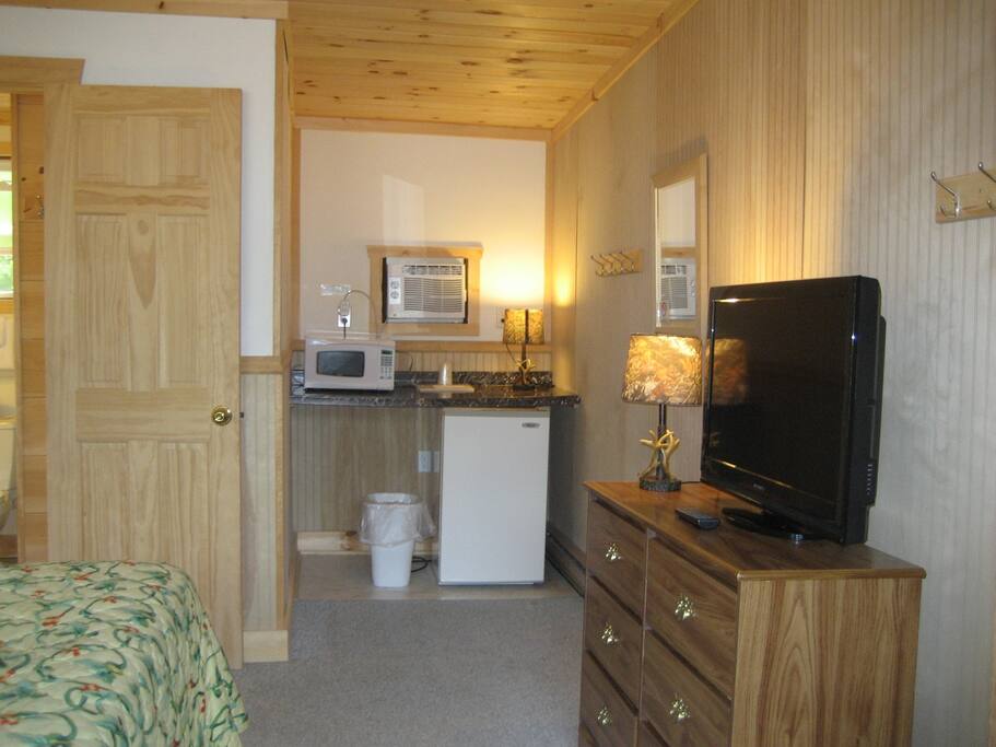 Flat Panel Cable TV/Free Wi-Fi