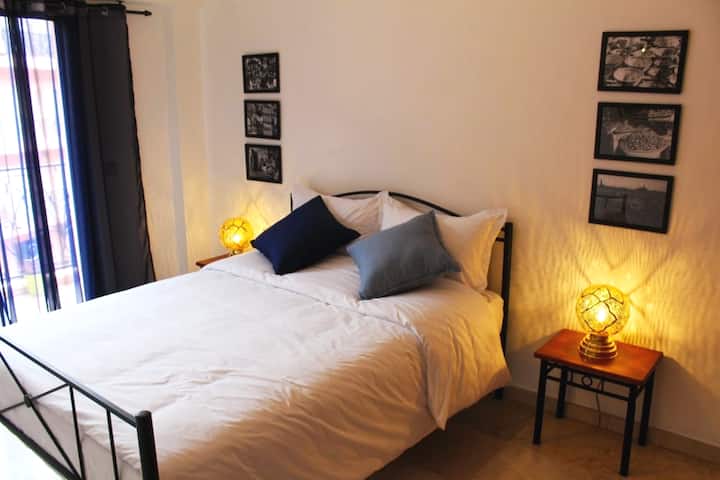 Segundo dormitorio con una cómoda cama matrimonial y un armario empotrado