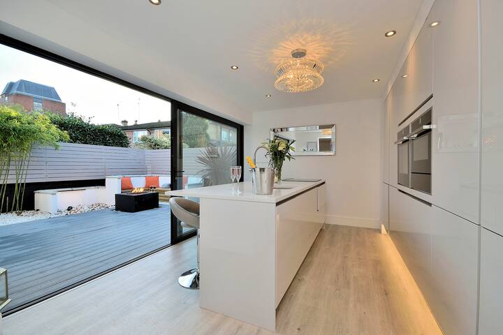 5* Luxury ,2 car parking , can walk everywhere!