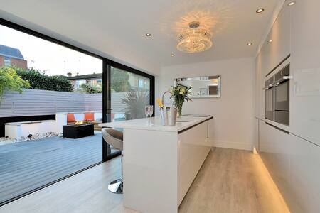 5* Luxury ,2 car parking , can walk everywhere!