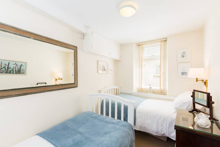 Малка втора спалня. Има собствена баня отсреща.