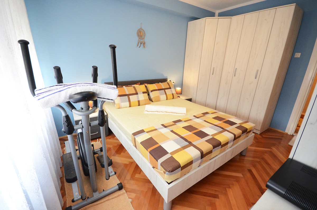 Glavna spavaća soba s klima-uređajem i TV-om