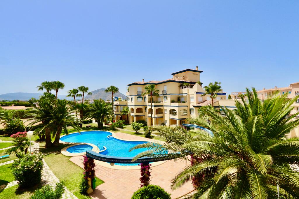 Seaside apartment in the residential complex with a large swimming pool on the second line of the sea