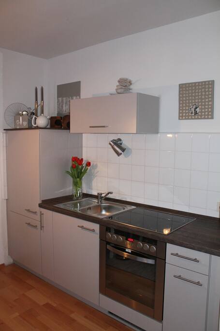 Neue Küche mit Herd & Backofen & Kaffeemaschine & Kühlschrank.