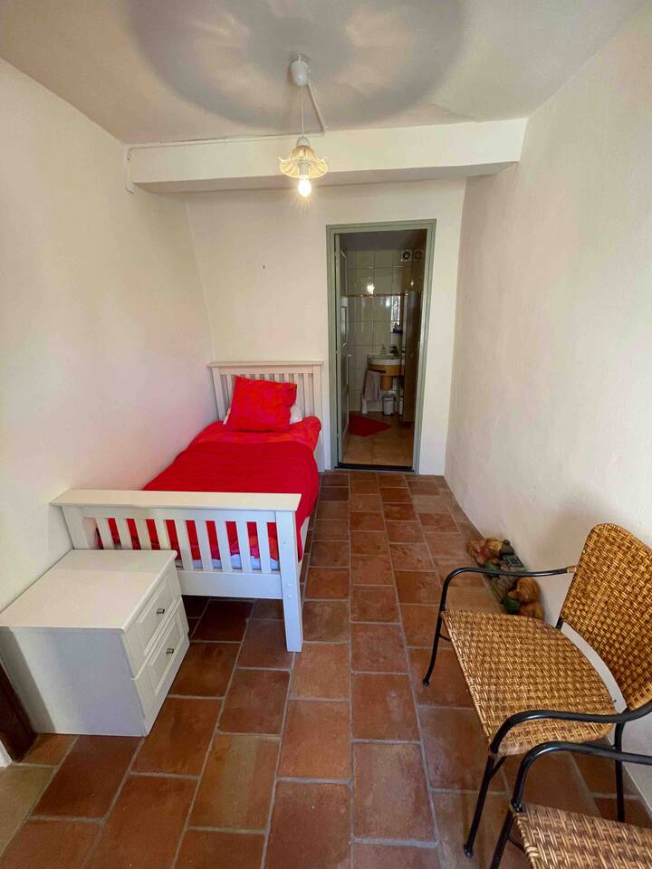 Dormitorio con cama individual (90 cm) y baño en suite (ducha) en la planta 2.