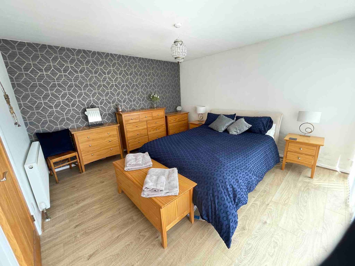 Hlavná spálňa s manželskou posteľou King. 