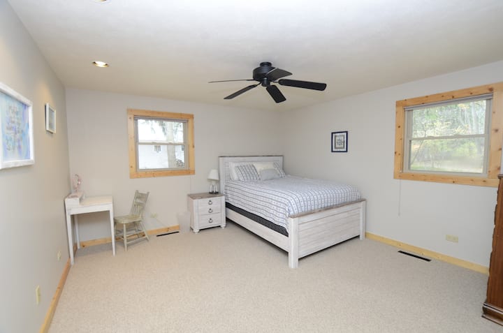 חדר שינה ראשי עם מיטת קווין סייז