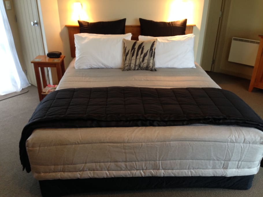 Super comfortable King Size Bed (can be split to twin share)