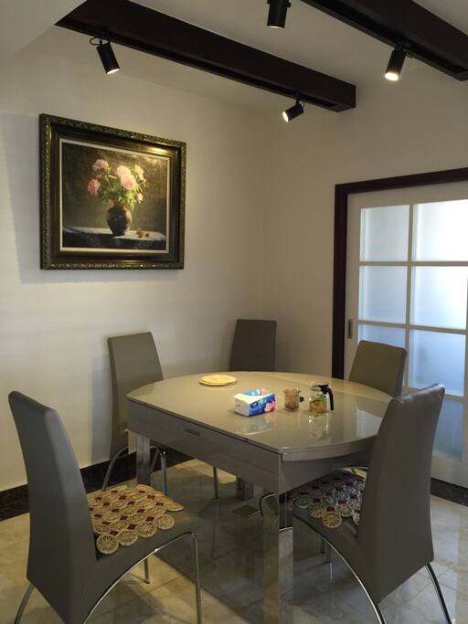 Nice dining room for 6 people. The table has warming feature, so you can make hotpot yourself :) 餐厅桌子可以方可以圆,中间有加热功能,可以吃火锅。一共六把椅子。