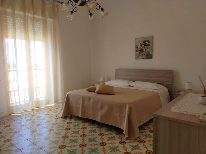 ห้องนอนเตียงใหญ่