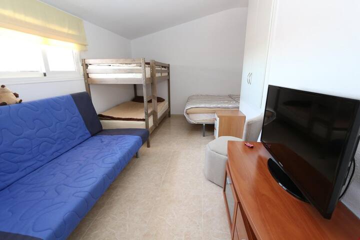 Dhomë gjumi në katin e sipërm me Playstation