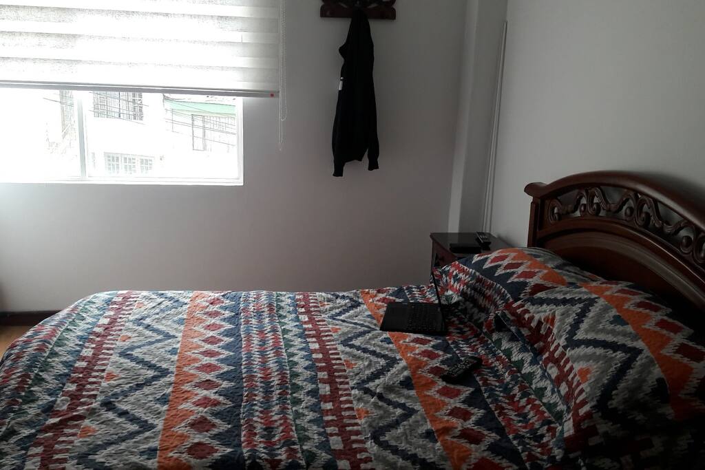 Habitacioncon cama doble, closet ventana a la calle y baño a la salida de la habitacion