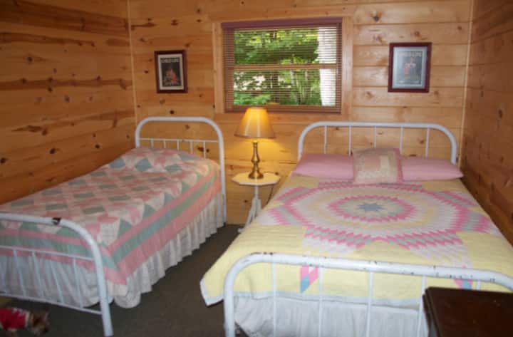 Спална соба со брачен кревет (широк 125 - 149 см) и единечен кревет (