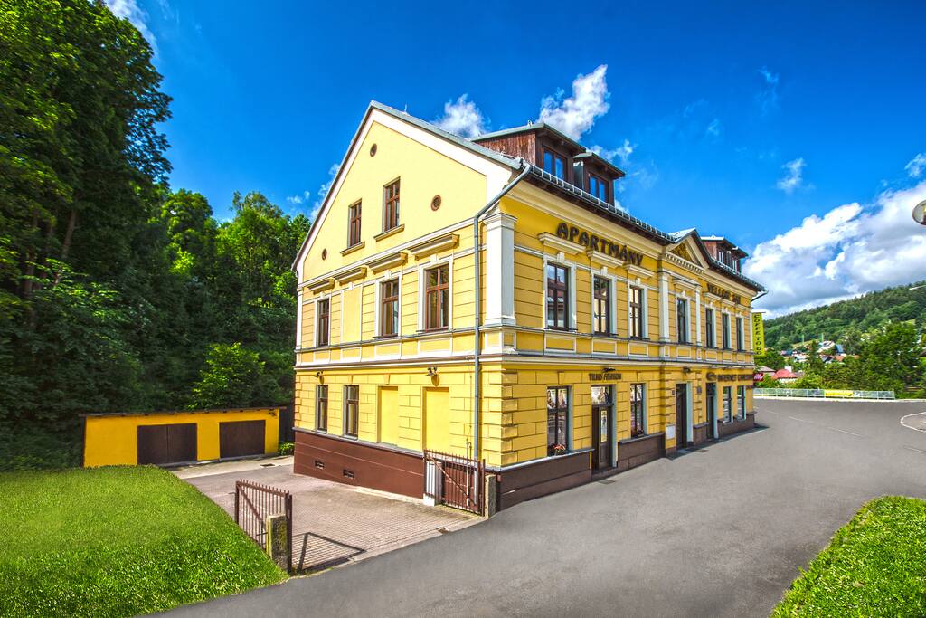 YELLOW SKI complex - directly in the center but in nature