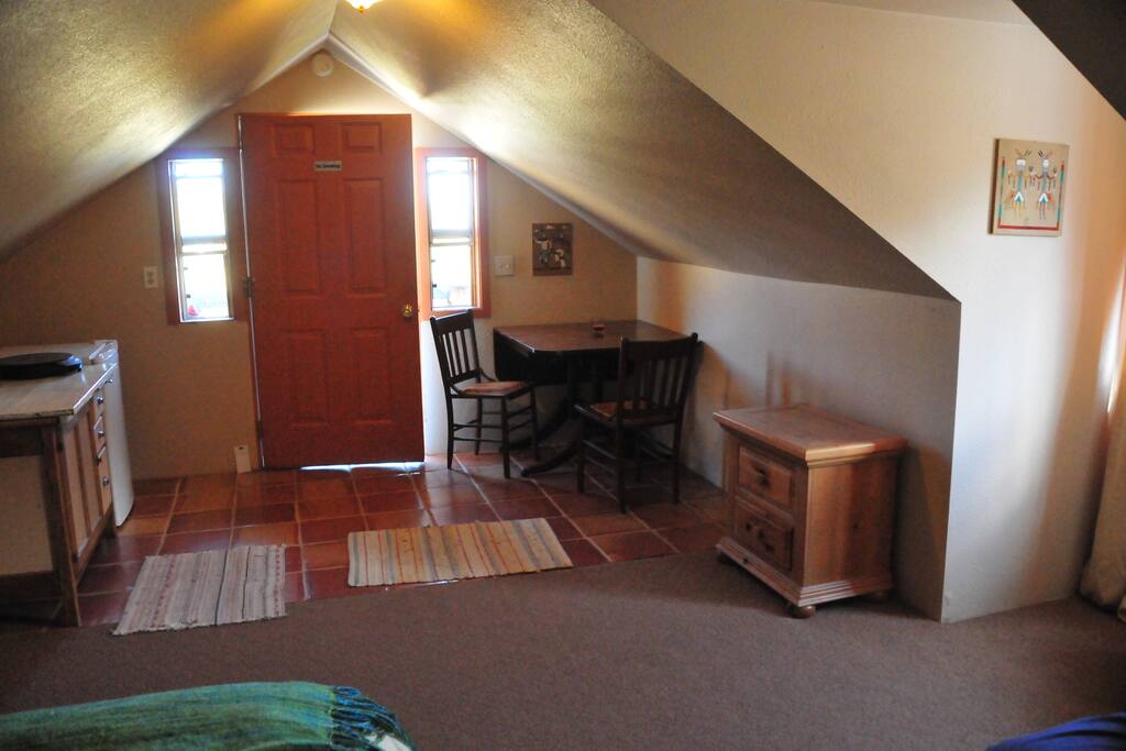 Kitchen-ett, small Refrigerator, kitchen tabel microwave, coffee maker, fancy hot-plate. with utensils.