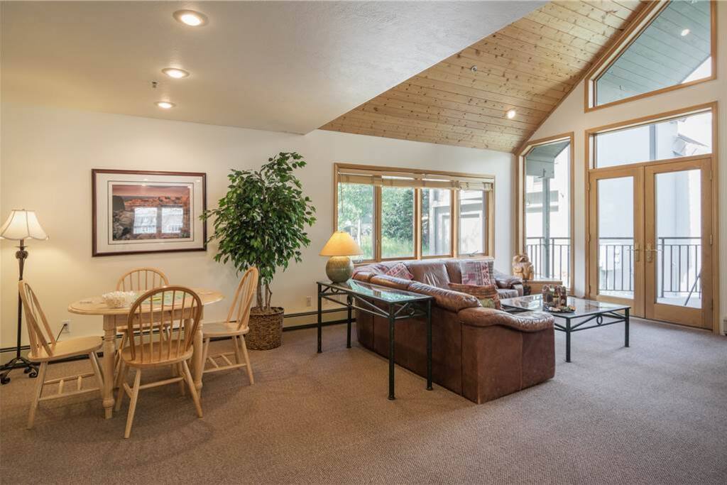 Living and Breakfast Nook