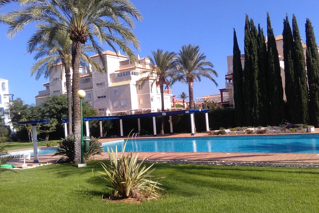 Otra vista del hermoso jardín y la piscina