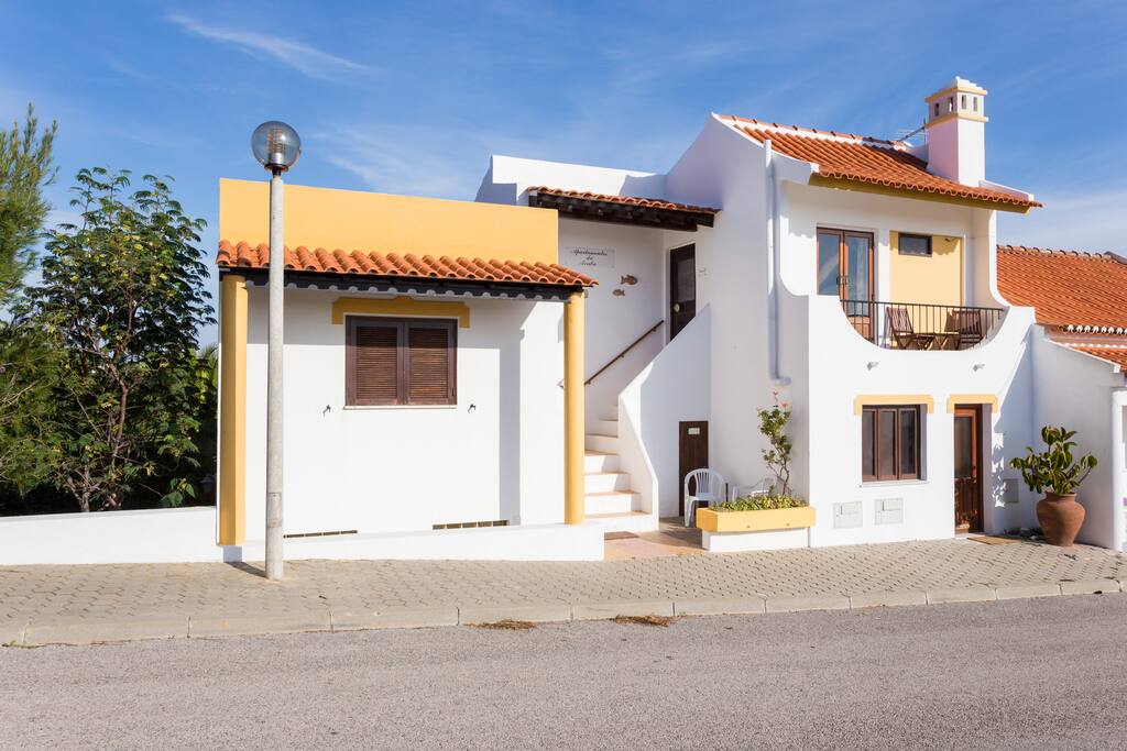 Exterior, acesso pelas escadas - 1st floor access