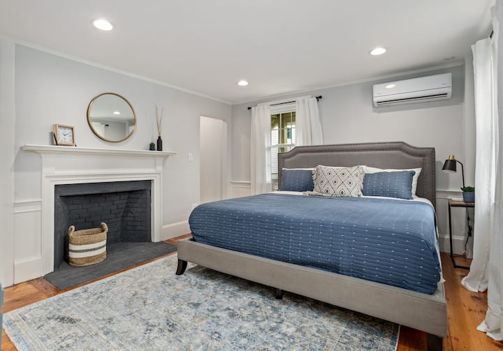 ¿Quieres dormir de maravilla? Este dormitorio del primer piso con cama tamaño king y colchón Casper es la respuesta. La chimenea ofrece un ambiente único con grabados originales en los ladrillos .  Las habitaciones tienen sus propios baños completos privados con suelo radiante.
