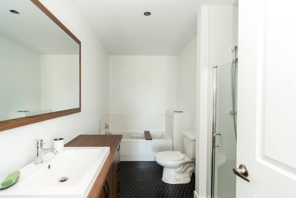 Salle de bain d'en haut avec bain et douche