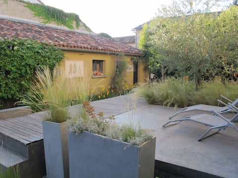 Maison de bourg design avec jardin contemporain.