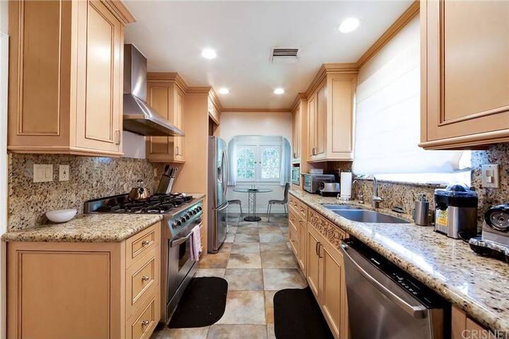 Entire Gorgeous Hollywood Home gallery image 4