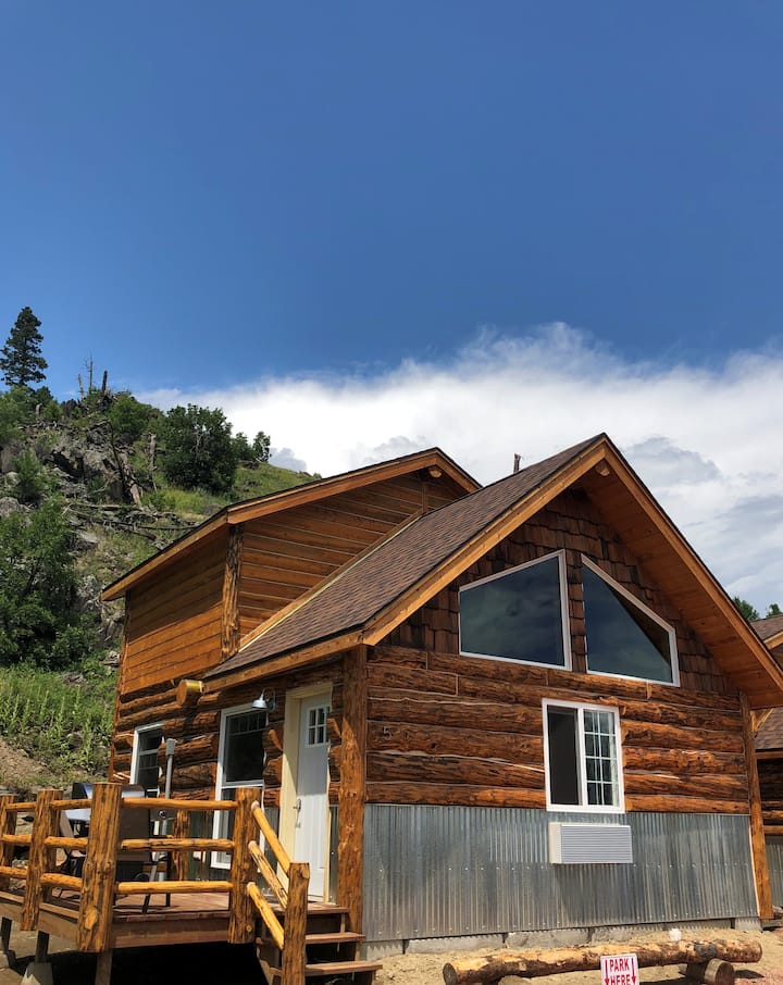 8 miles to Mount Rushmore Sleeps 2 to 6, Cabin 5 Cabins for Rent in
